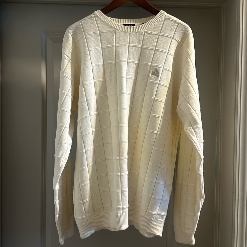 Cream Izod sweater business casual. In great condition.
